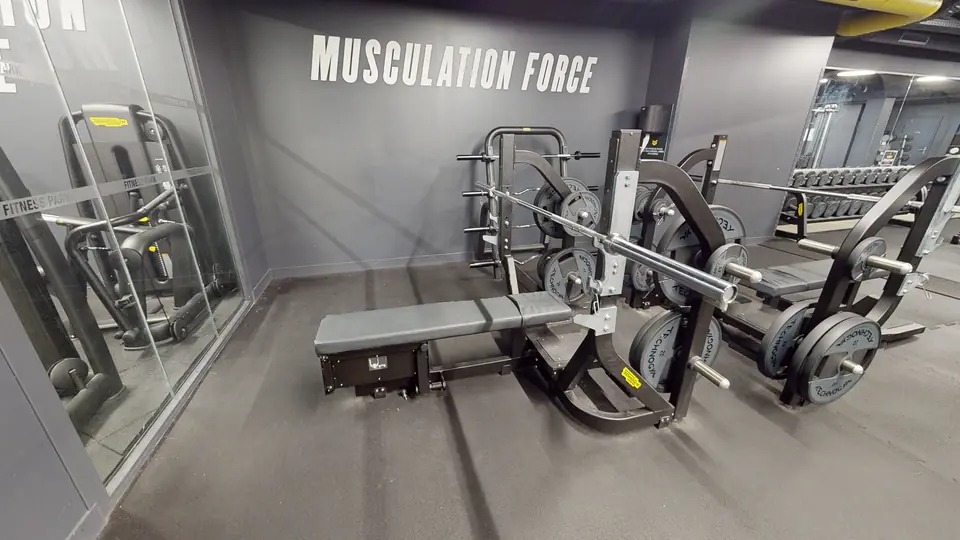 Banc de développé couché, machine disponible au Fitness Park Amiens Centre-Ville