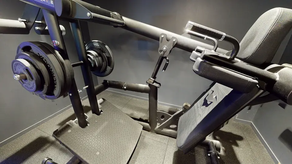 Pendulum squat, machine disponible au Fitness Park Amiens Centre-Ville