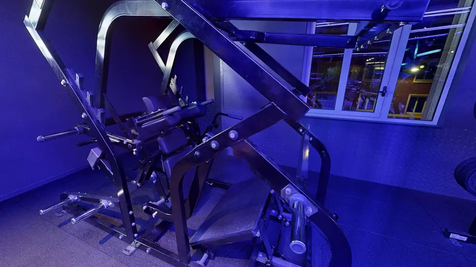 Plate Loaded Pendulum-X Squat, machine disponible au Fitness Park Amiens Centre-Ville