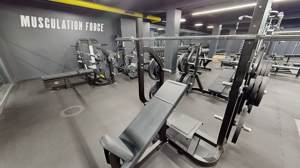 Banc de développé couché incliné, machine disponible au Fitness Park Amiens Centre-Ville