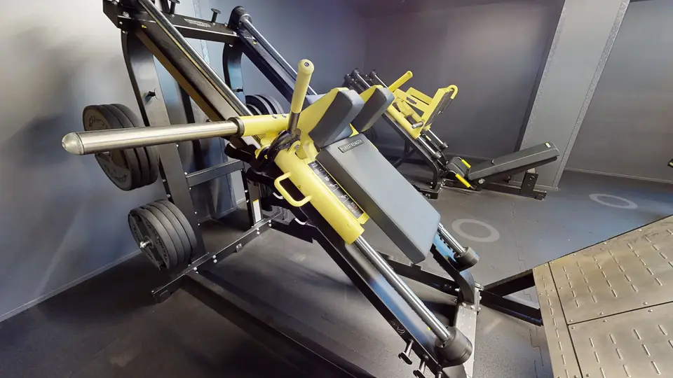 Hack squat, machine disponible au Fitness Park Amiens Centre-Ville