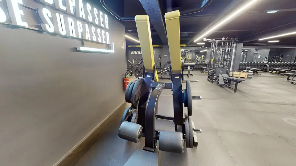 Lat pulldown, machine disponible au Fitness Park Amiens Centre-Ville