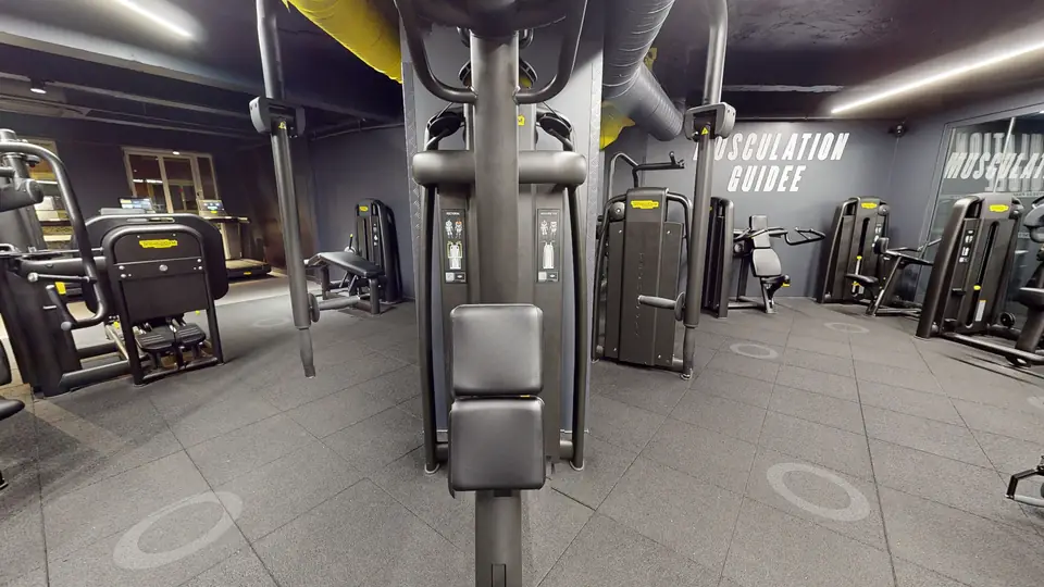 Pectoral machine, machine disponible au Fitness Park Amiens Centre-Ville