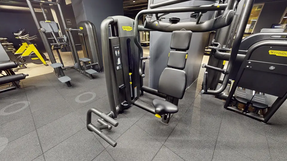 Chest press machine, machine disponible au Fitness Park Amiens Centre-Ville