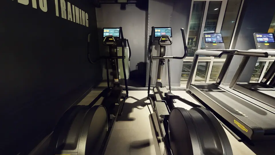 Vélo elliptique, machine disponible au Fitness Park Amiens Centre-Ville