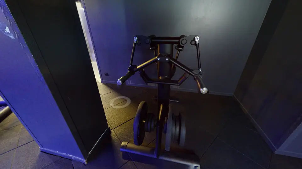 Élévation latérale assise, machine disponible au Fitness Park Amiens Centre-Ville