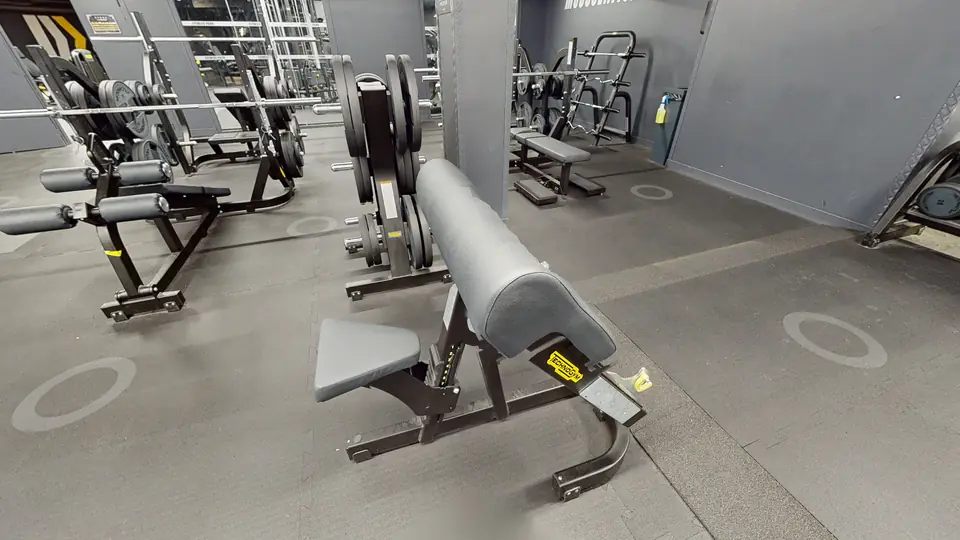 Biceps curl au pupitre, machine disponible au Fitness Park Amiens Centre-Ville