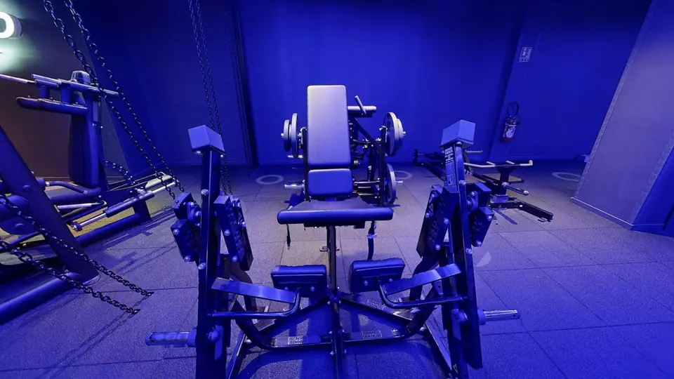 Iso-Lateral Leg Extension, machine disponible au Fitness Park Amiens Centre-Ville