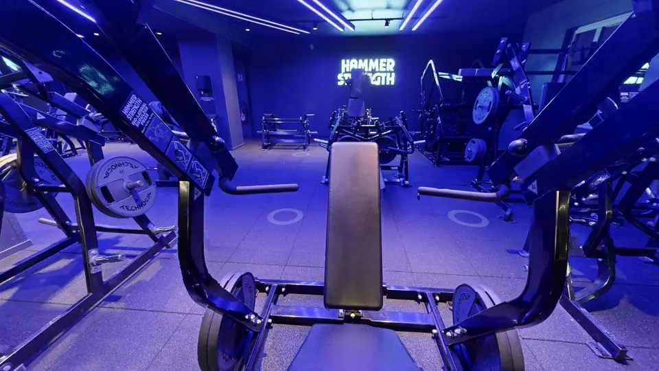 Iso-Lateral Shoulder Press, machine disponible au Fitness Park Amiens Centre-Ville