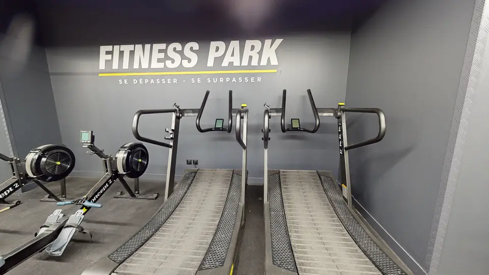 Tapis de course incurvé Technogym Skillmill Connect, machine disponible au Fitness Park Amiens Centre-Ville
