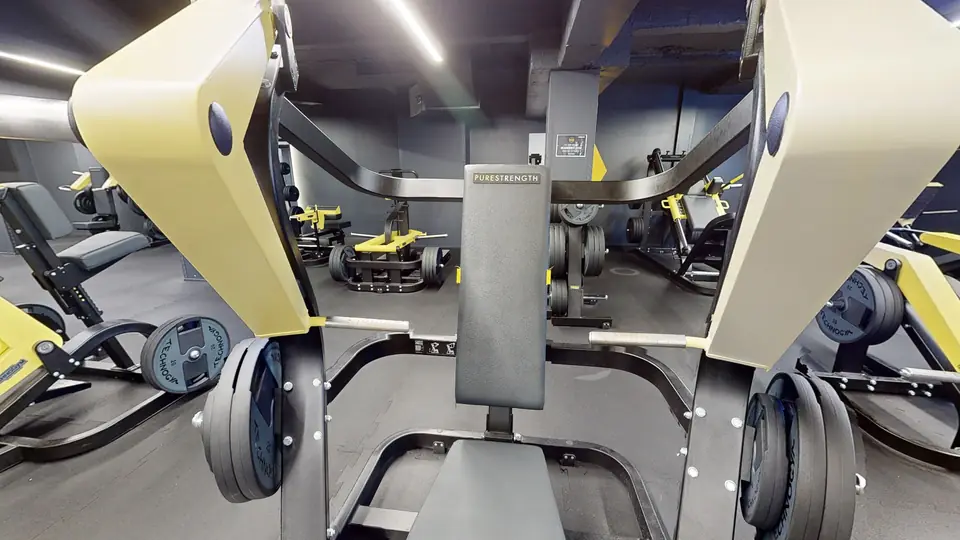 Chest press Pure Strength, machine disponible au Fitness Park Amiens Centre-Ville