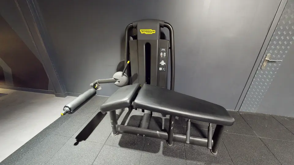 Prone leg curl, machine disponible au Fitness Park Amiens Centre-Ville