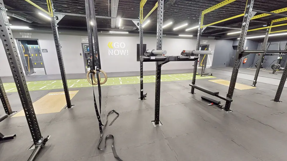 Barre de dips réglable, machine disponible au Fitness Park Amiens Centre-Ville