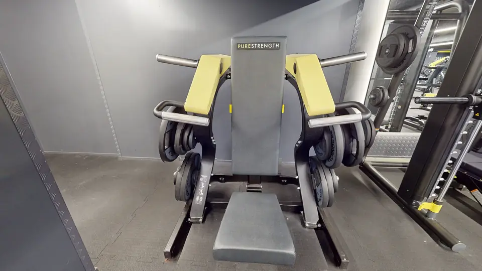Shoulder press, machine disponible au Fitness Park Amiens Centre-Ville