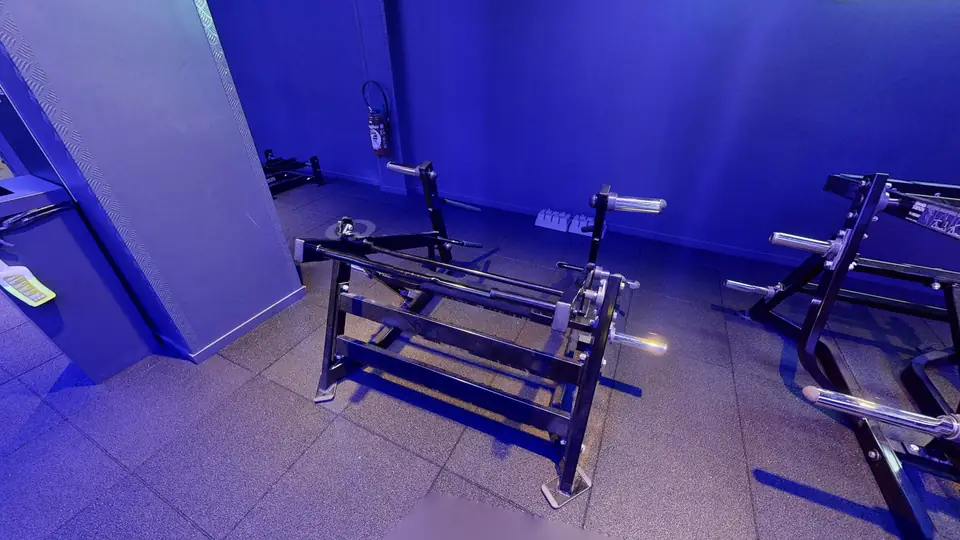 Ground Base Multi Squat, machine disponible au Fitness Park Amiens Centre-Ville