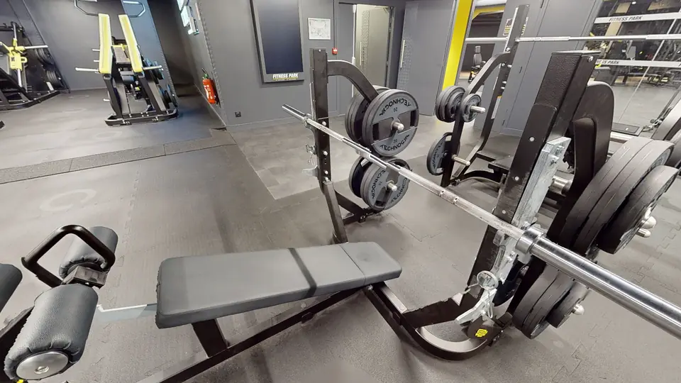 Banc de développé couché décliné, machine disponible au Fitness Park Amiens Centre-Ville