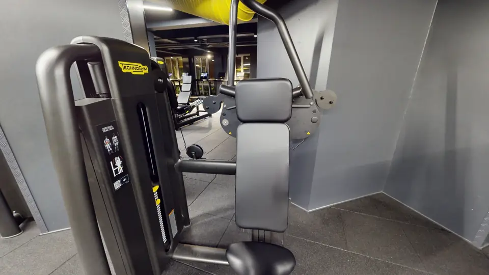 Vertical traction machine, machine disponible au Fitness Park Amiens Centre-Ville