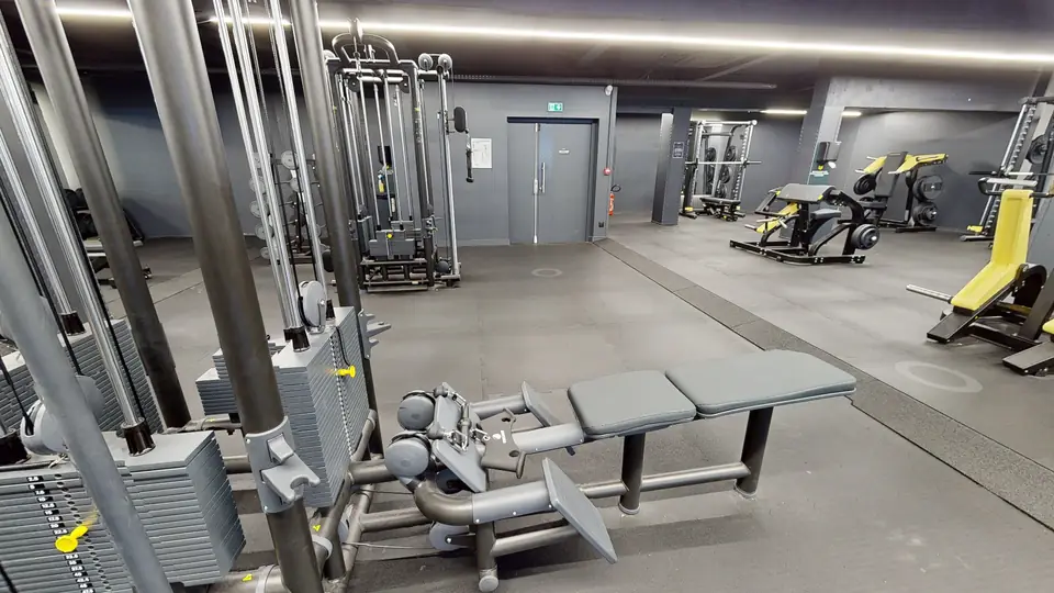 Tirage horizontal poulie, machine disponible au Fitness Park Amiens Centre-Ville