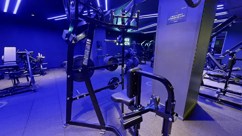 Iso-Lateral Front Lat Pulldown, machine disponible au Fitness Park Amiens Centre-Ville