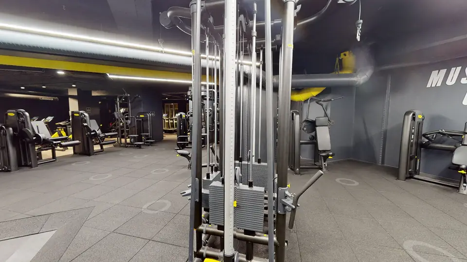 Station poulie 4 têtes, machine disponible au Fitness Park Amiens Centre-Ville