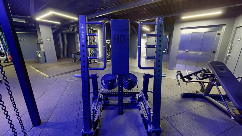 Standing chest press, machine disponible au Fitness Park Amiens Centre-Ville