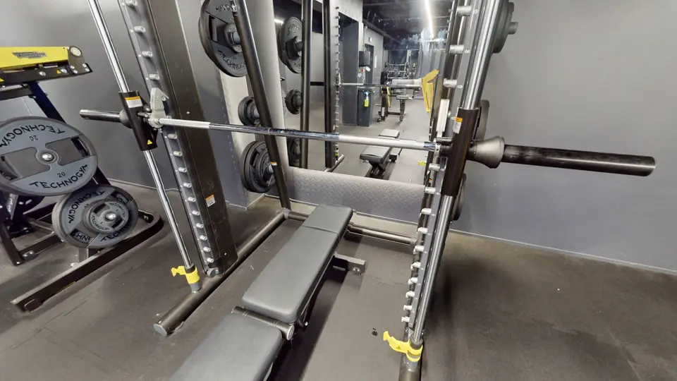 Smith machine, machine disponible au Fitness Park Amiens Centre-Ville