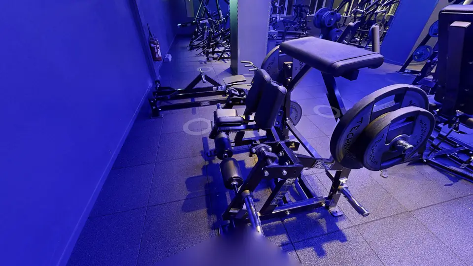 Iso-Lateral Kneeling Leg Curl, machine disponible au Fitness Park Amiens Centre-Ville