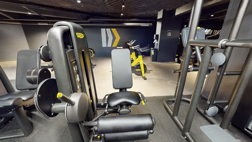 Leg curl machine, machine disponible au Fitness Park Amiens Centre-Ville