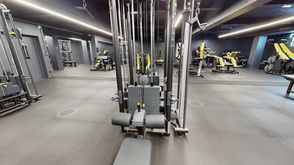 Tirage vertical poulie, machine disponible au Fitness Park Amiens Centre-Ville