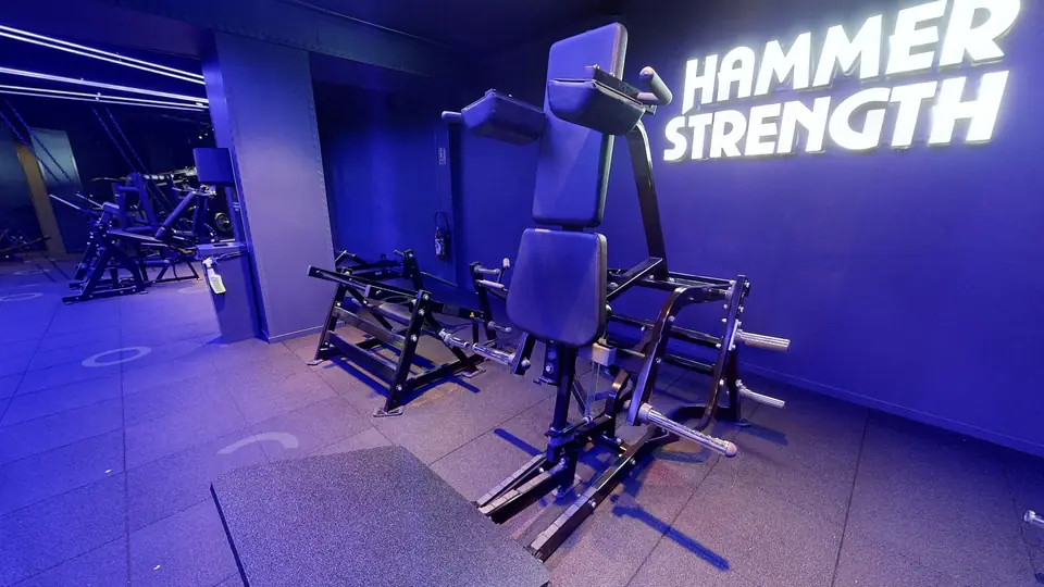 V-Squat, machine disponible au Fitness Park Amiens Centre-Ville